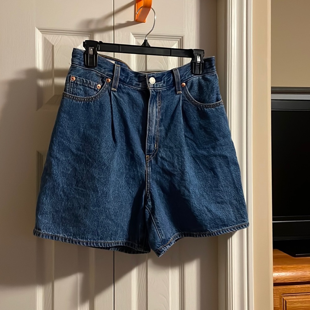 Like New Levi’s Ribcage Shorts